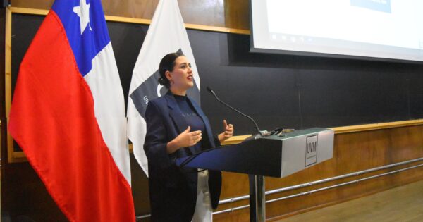 Alcaldesa Macarena Ripamonti dictó charla sobre gobierno local a estudiantes UVM