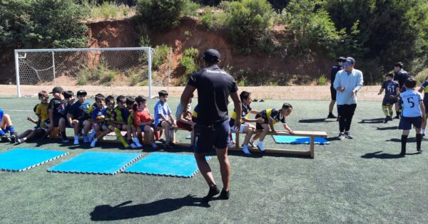 Carrera de Pedagogía en Educación Física realizó festival recreativo para niños del club Everton