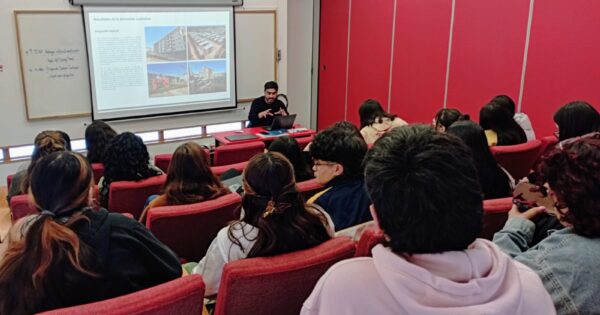 Académico de Arquitectura UVM expuso sobre campamentos en el Gran Valparaíso en la UV