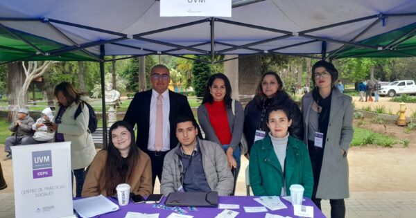 Estudiantes de la Escuela de Ciencias Jurídicas y Sociales UVM participaron en feria de personas mayores