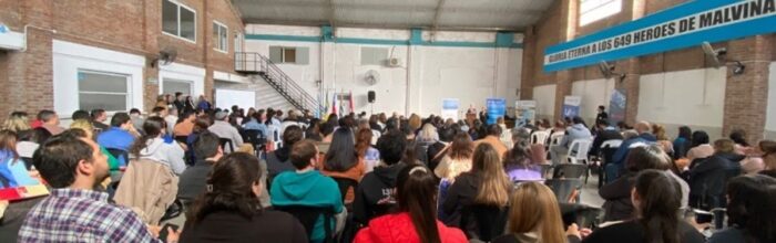 Jefa de carrera de Educación Básica expone en Simposio para Docentes de Educación Primaria en Argentina
