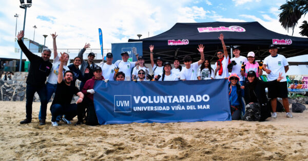 Estudiantes UVM refuerzan su compromiso ambiental con limpieza de playa Caleta Abarca