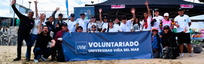 Estudiantes UVM refuerzan su compromiso ambiental con limpieza de playa Caleta Abarca