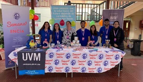 Carrera de Odontología UVM participó en Semana de la Salud de la Encía